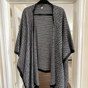 ST JOHN Poncho/Shawl